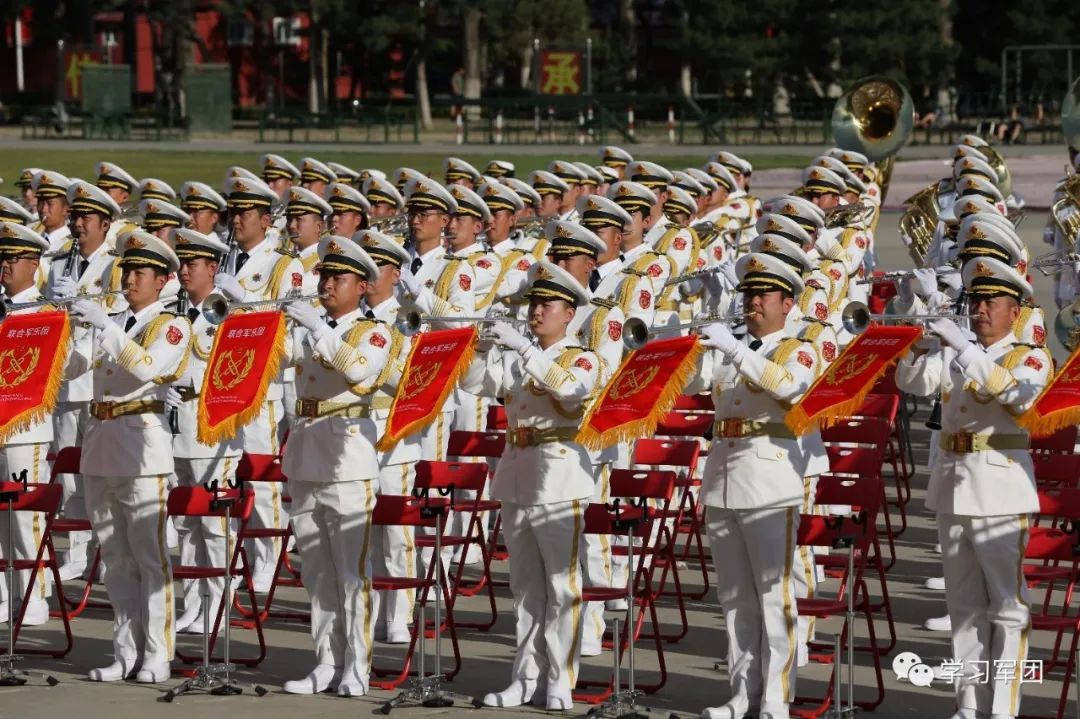 联合军乐团怎么做到“千人如一人”联合军乐团如何达成千人如一人，协同演奏的艺术与技巧